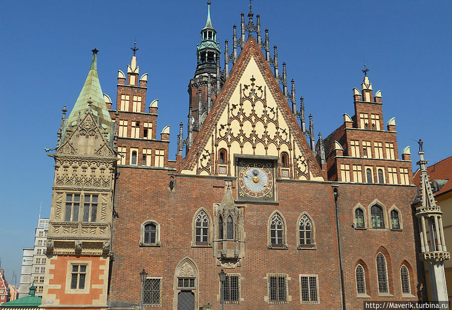 Архитектурной жемчужиной площади является здание Ратуши (1327-1504гг). Сейчас здесь размещается исторический музей Вроцлава. Вроцлав, Польша
