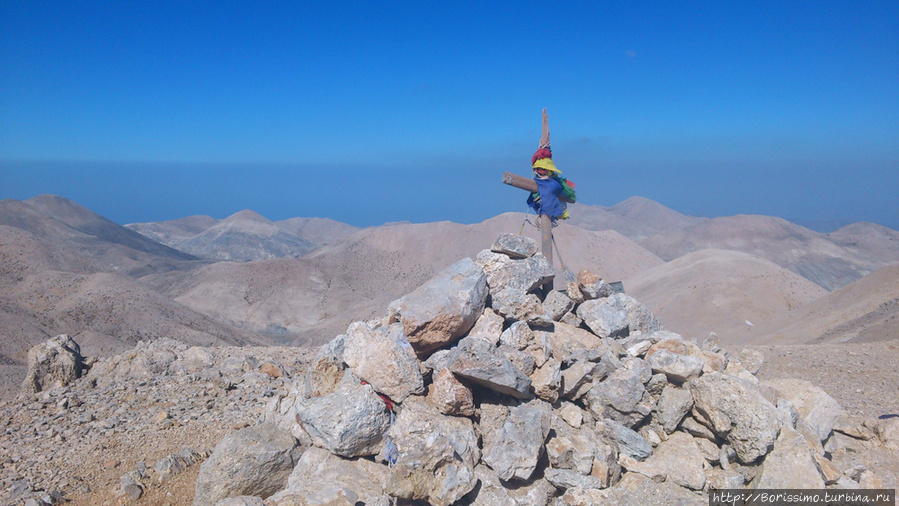 А вот и вершина — цель нашего 2-часового трека. На вершине, как водится, установлен крест. Остров Крит, Греция