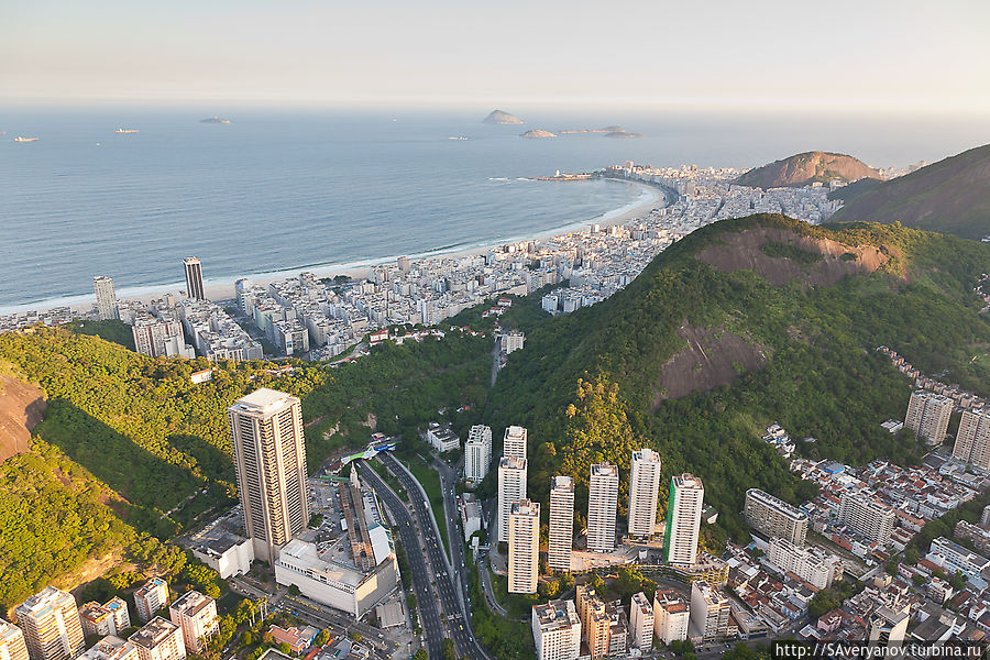 Видны туннели, прорезающие город Рио-де-Жанейро, Бразилия