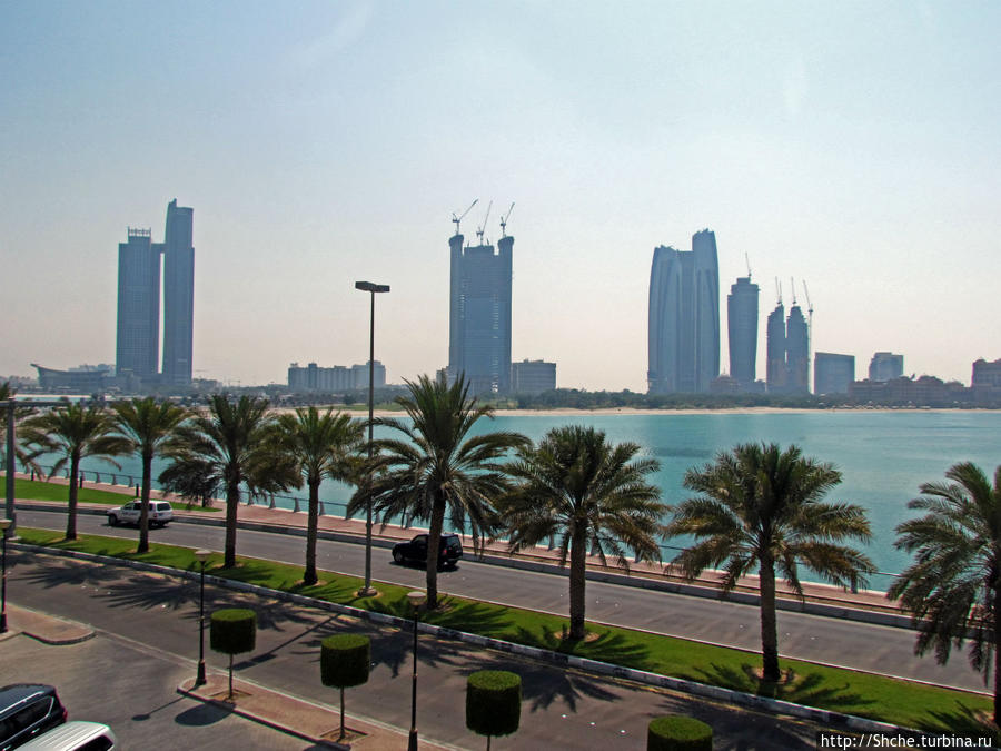 панорама набережной с балкона Абу-Даби, ОАЭ