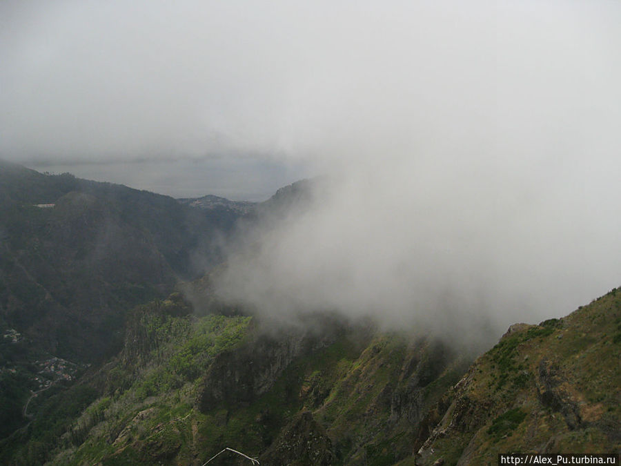 облако переваливает через горный массив Регион Мадейра, Португалия