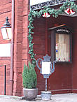 Крыльцо кафе Wardshus у входа в квартал — музей.