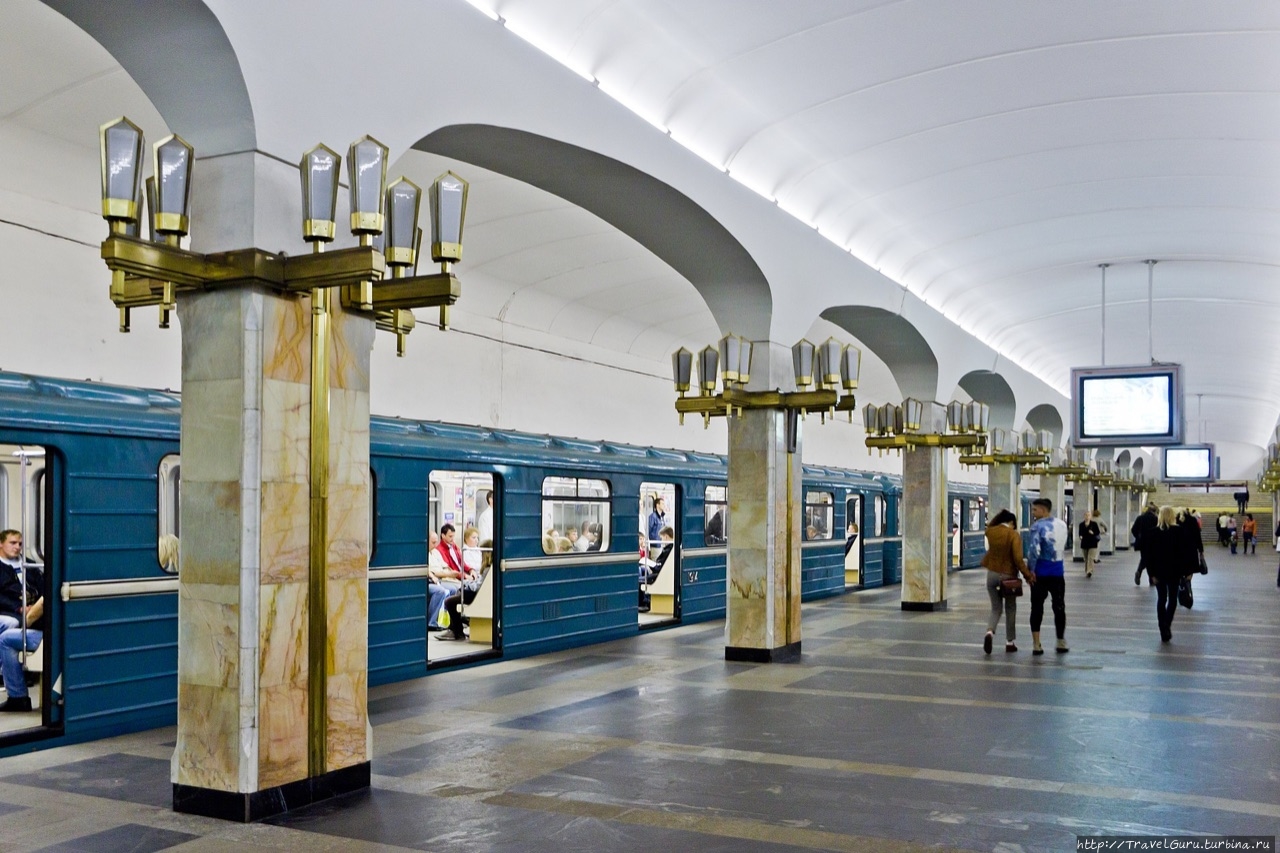 Фонари, стилизованные под старину, на станции 