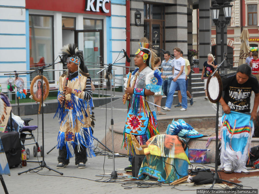 Колоритные музыканты на пешеходной улице Баумана Казань, Россия