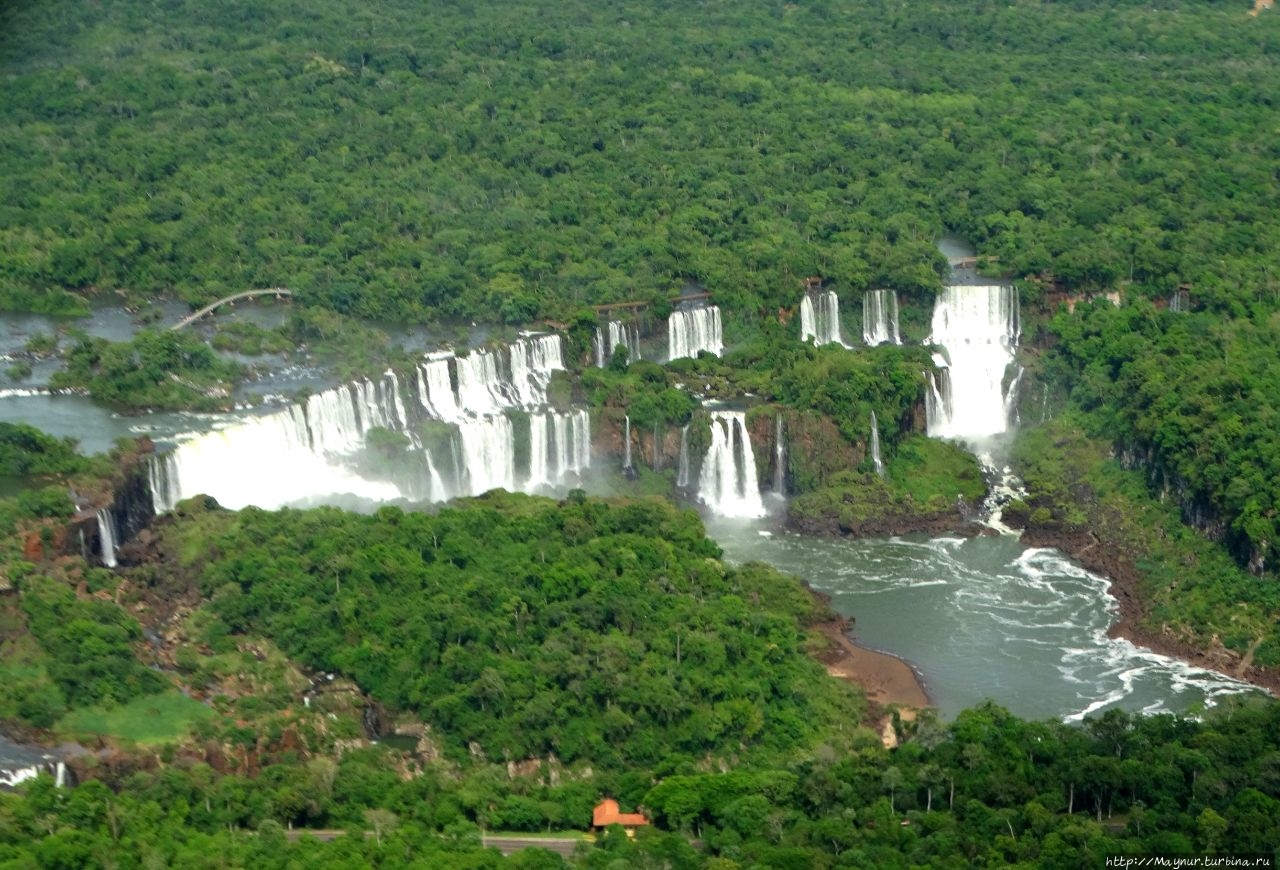 Пролетая над водопадом Игуасу Игуасу национальный парк (Бразилия), Бразилия