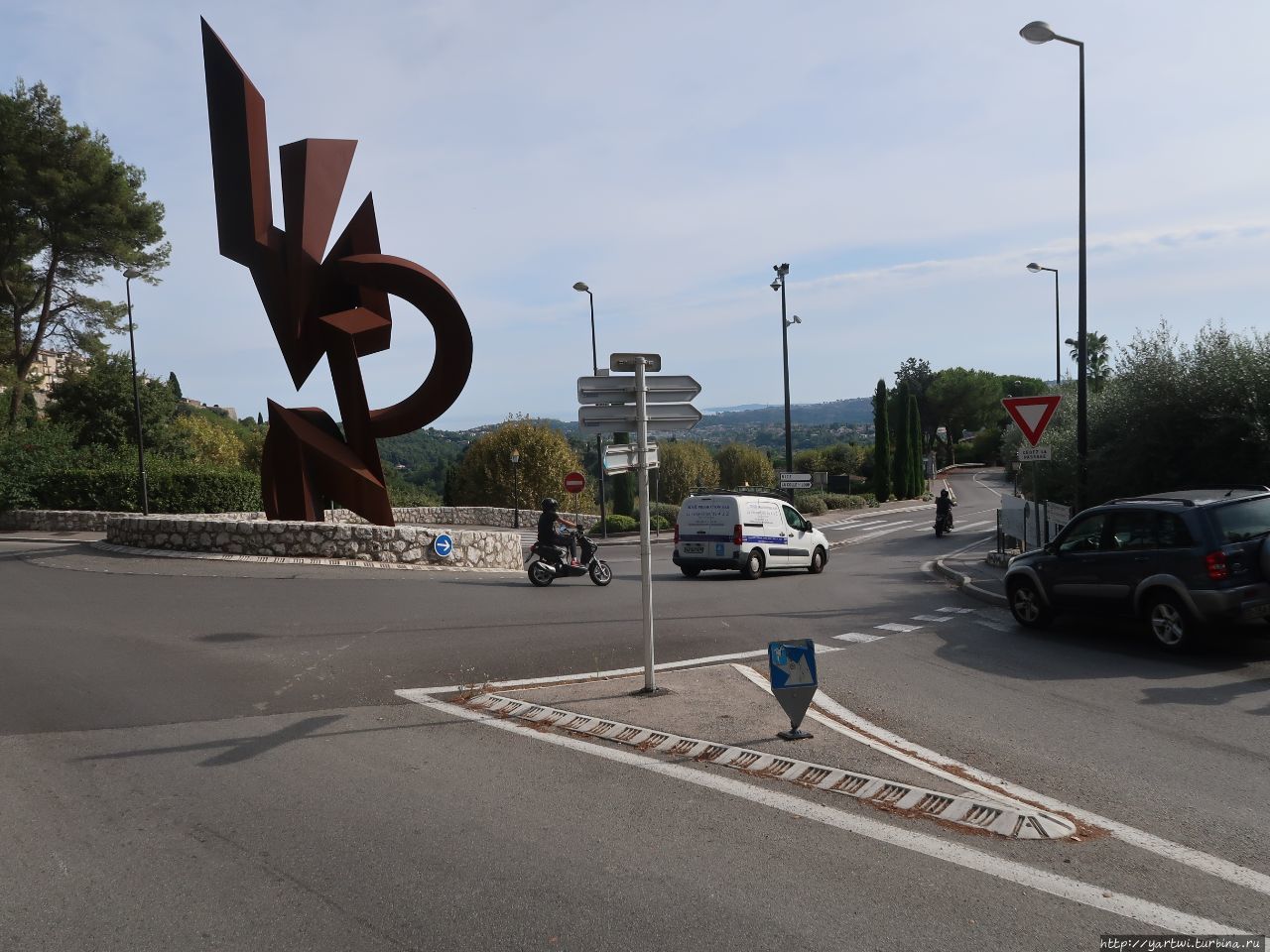 Весьма приметный перекресток возле стоянки автобусов с современным памятником. Сен-Поль-де-Ванс, Франция