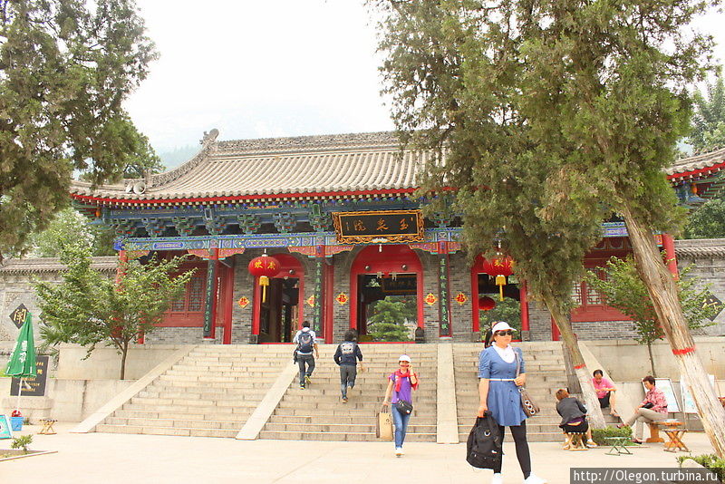 Перед подъёмом в горы заглянув в храм Хуашань, Китай