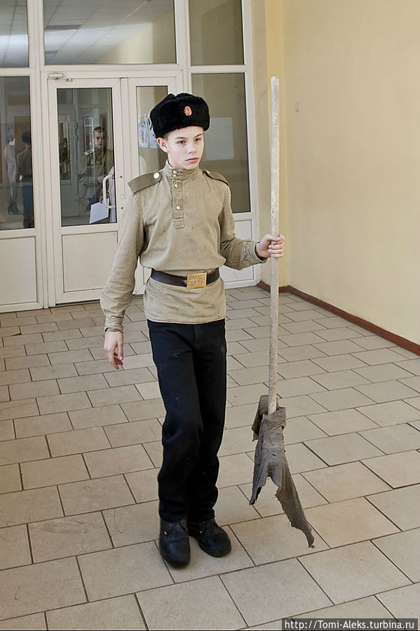 В том числе — со шваброй. Черт возьми, а ведь это — воспитание. И никуда ты от него не денешься...
*