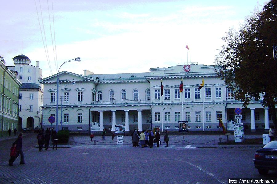 Президентский дворец находится в Старом городе рядом с ансамблем Вильнюсского университета по адресу площадь С. Дауканто, 3 (S. Daukanto, 3) Вильнюс, Литва