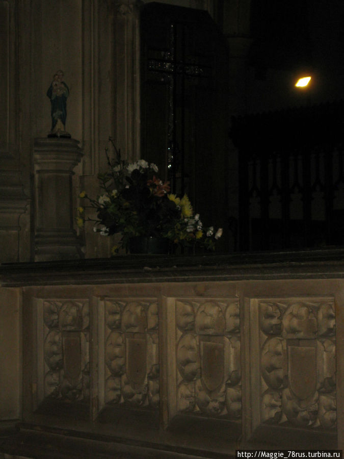 На могиле Шекспира в Церкви Святой Троицы Стратфорд-на-Эйвоне, Великобритания