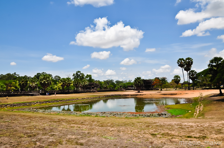 Около центрального входа есть небольшие искуственные озера с водой. Ангкор (столица государства кхмеров), Камбоджа