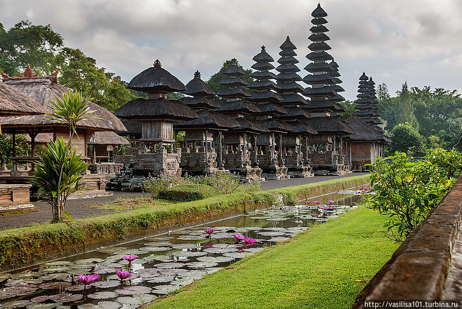 Храм Таман Аюн, утренний и тихий Бали, Индонезия