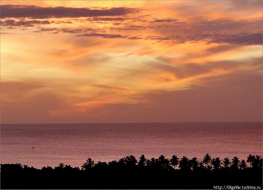 Тринкомальский закат. Именно таким его можно увидеть, находясь на холме. Я наконец-то увидела, куда садится солнце — в лес за озером. А оно было у меня за спиной.