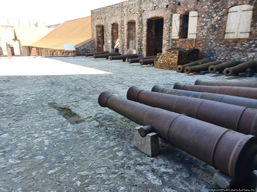 Количество пушек внутри крепости исчисляется почти четырьмя сотнями Национальный исторический парк, Гаити