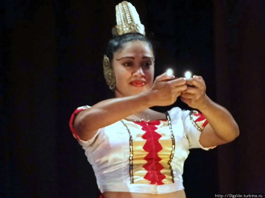 В танце «Пуджа» исполнители такими маленькими огоньками выражают свое глубокое почтение божественному ангелу, а заодно и своему учителю Канди, Шри-Ланка