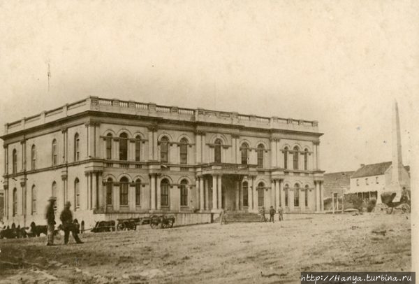 1870 г. Виден Обелиск, установленный перед Ратушей ранее. Из интернета