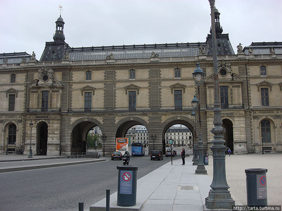 Галерея, соединяющая дворец Тюильри с Лувром, вдоль  Сены