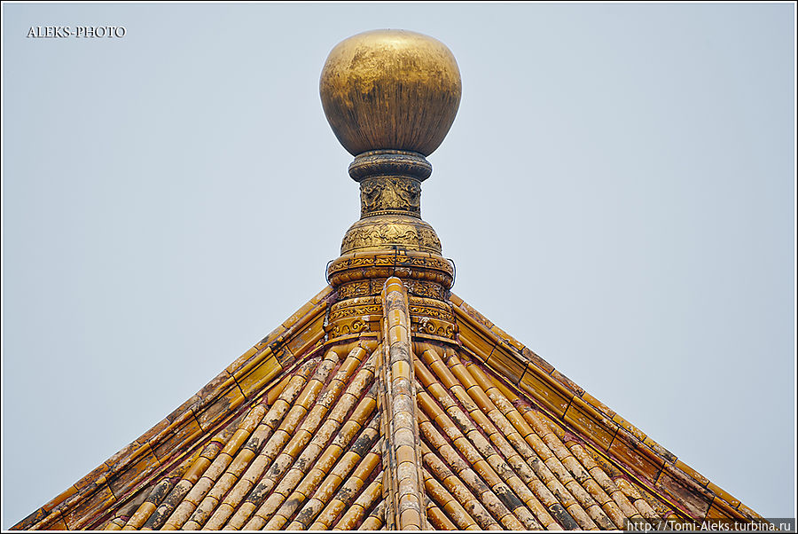 Они могут олицетворять храбрость или благополучие. В общем, детали китайской цивилизации можно изучать всю жизнь... Продолжение прогулки по Гугуну — в следующей части...
*