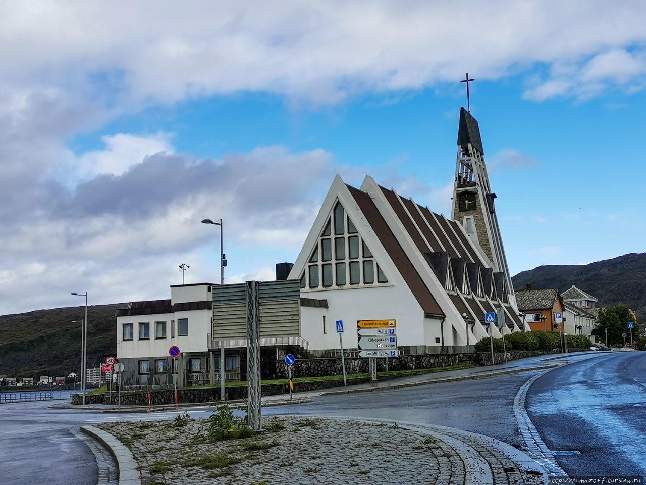 Главная церковь города / Hammerfest Kirke