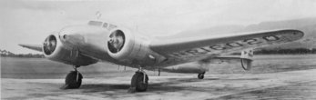 Самолёт Амелии Эрхарт Lockheed L-10E Electra. При подготовке к полёту большая часть иллюминаторов была закрыта, а в фюзеляже были установлены дополнительные баки.(Из Интернета)