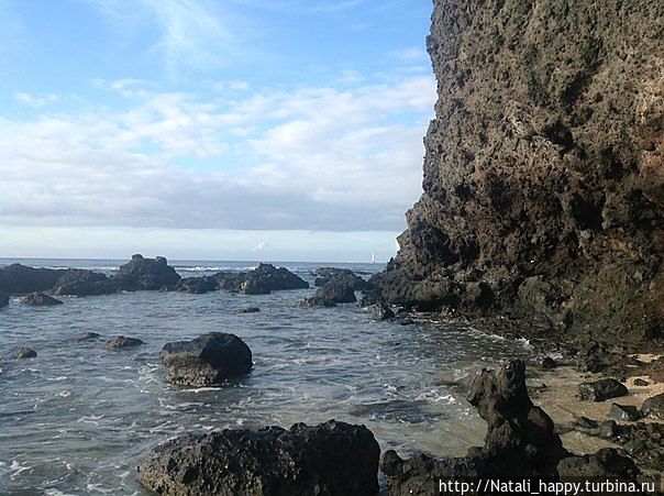 Почти 40 километровая пляжная коса прерывается вулканическими скалами Реюньон