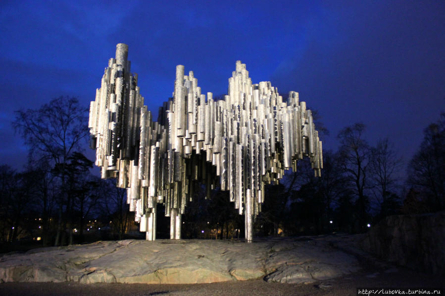 Памятник известному финскому композитору Сибелиусу представляет собой орган из нескольких сотен труб. Памятник был открыт в 1967 году через 10 лет после его смерти. Хельсинки, Финляндия