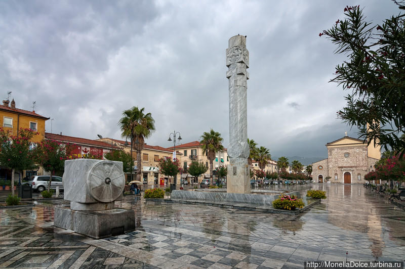Мраморная площадь в городе Марина ди Каррара Каррара, Италия