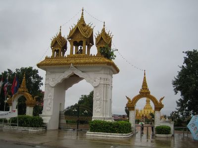 Вход в Ват Тхат Луанг