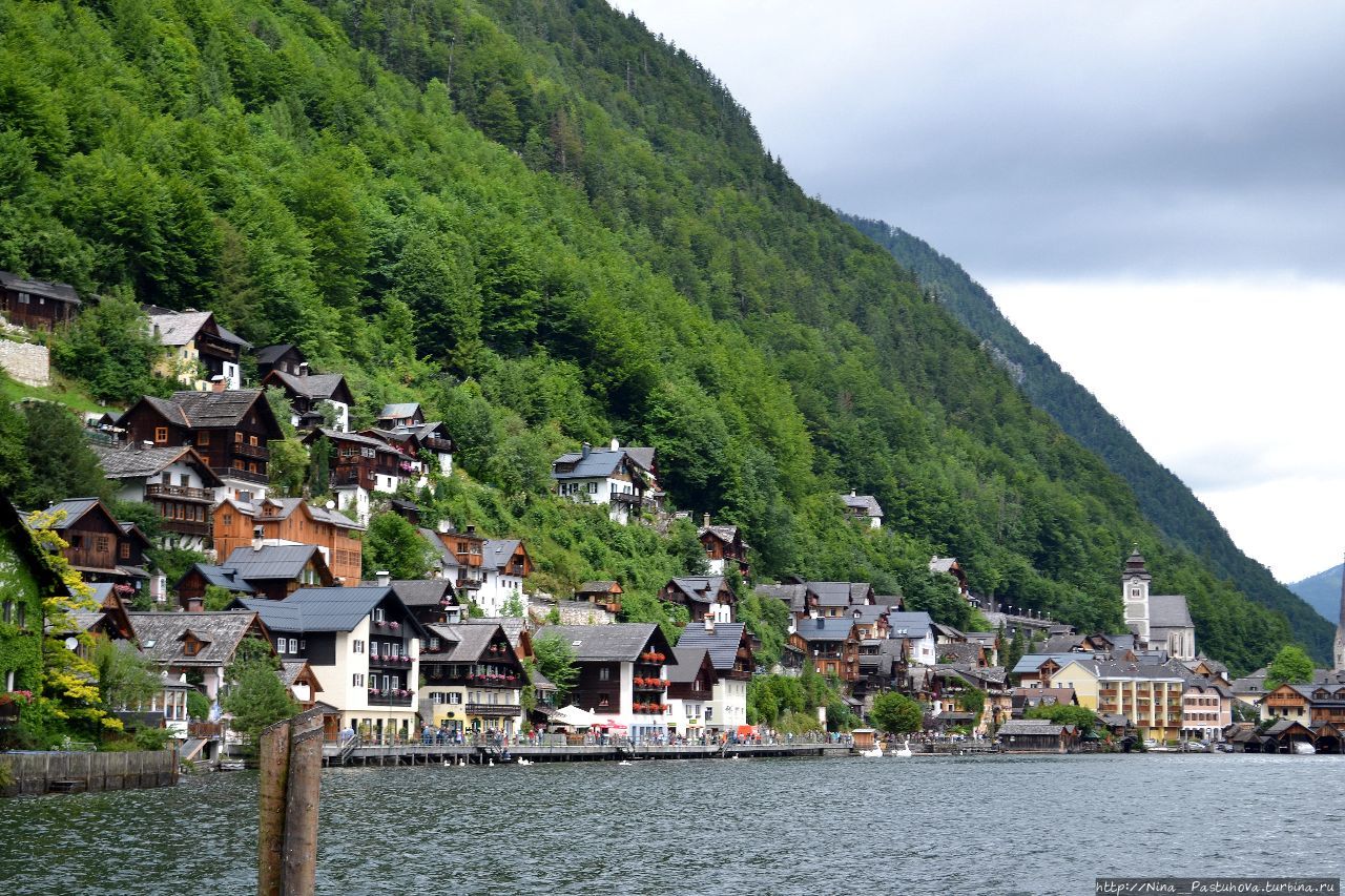 Хальштатт — австрийская сказка у озера, среди больших гор Хальштатт, Австрия