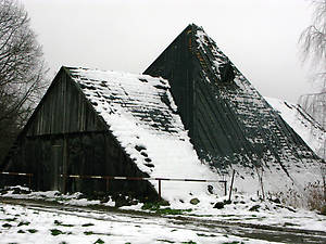 Деревянная пирамида, даже покрытая толем, не простояла бы более двухсот лет