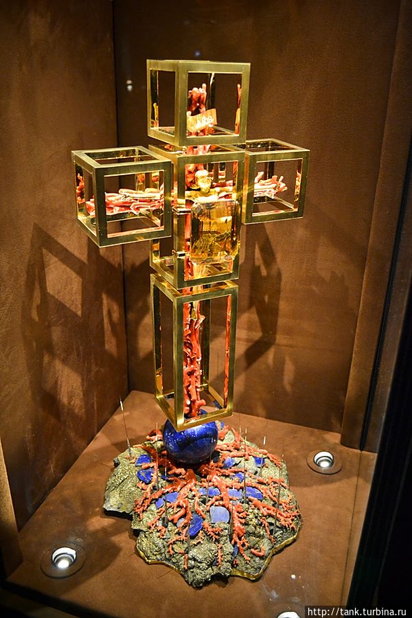 И еще несколько фотографий из рядом находящегося музея ювелирных украшений.