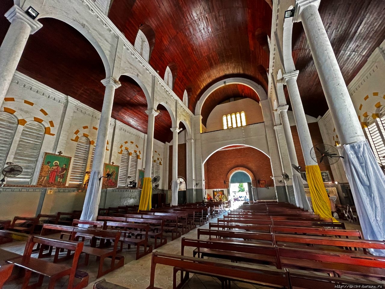 Кафедральный собор в Дуале - крупнейший в Центральной Африке