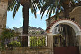 Изящные особняки с пальмамив двориках в посёлке Релва.
Вдали виднеются гора и посёлок Монсанту.