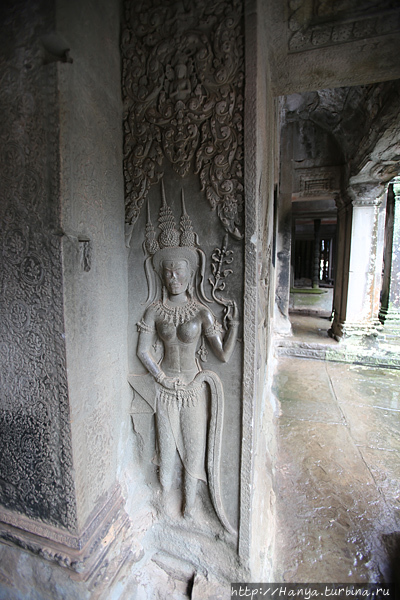 Баральеф девата на внутренних стенах восточной галереи Ангкор Вата