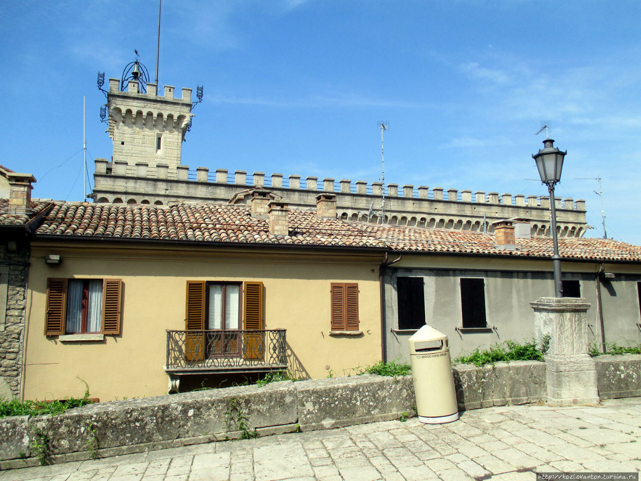 Вид на Палаццо Публико со стороны площади Le Domus Plebis. Сан-Марино, Сан-Марино