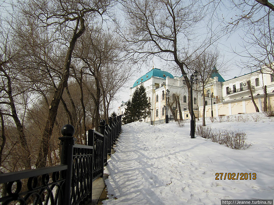 нормальные люди гуляют по дорожкам — я же пробиралась вдоль чугунной ограды по снегу... Хабаровск, Россия