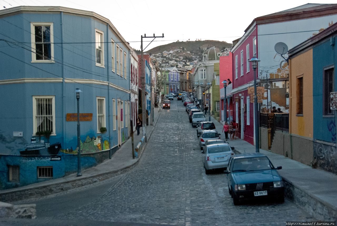 Гуляя по красочным улочкам города Пабло Неруды Винья-дель-Мар, Чили