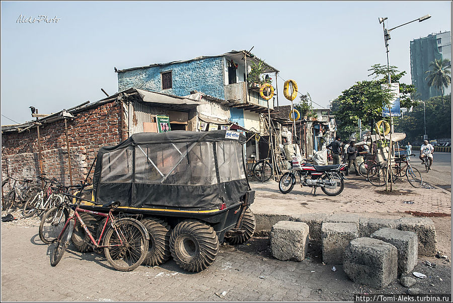 Погрузили бы на этот тягач, и вывезли бы мусор, — устроили бы субботник...
* Мумбаи, Индия