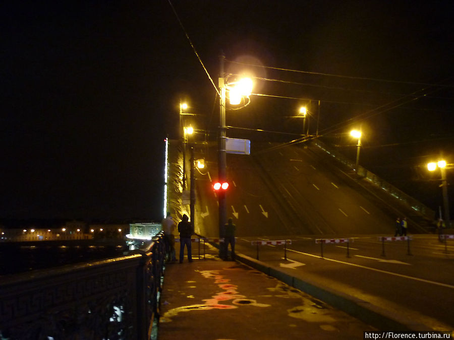 Литейный мост (как и Троицкий) имеет один пролет, который разводится рядом с берегом, поэтому махина моста идет прямо на тебя. Санкт-Петербург, Россия