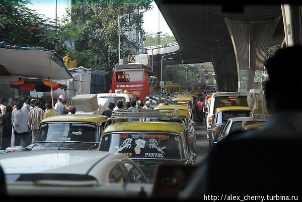 обычный трафик, вид из туристического автобуса Мумбаи, Индия