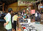 В отличие от большинства рынков в других филиппинских городках, что приходилось мне видеть, мясной и рыбный отсеки размещены под крышей маркета в одном большом помещении, не разделенном никакими перегородками