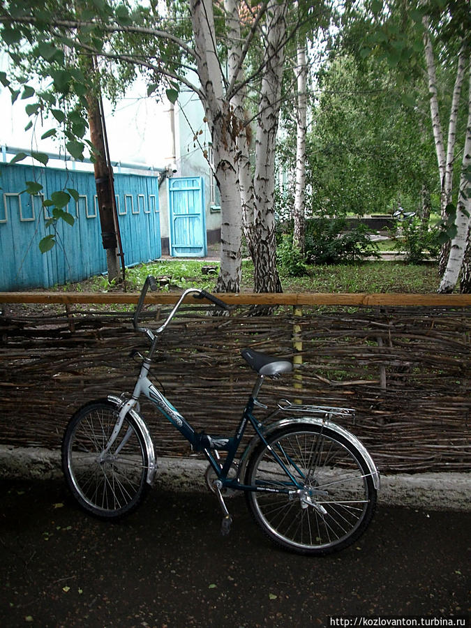 Велосипед — основной транспорт для поездок внутри села. Алтайский край, Россия