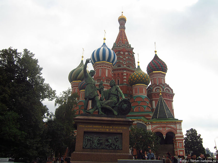 Возле памятника Минину и Пожарскому иностранной речи было в разы больше, чем русской. Редко встретишь подобное место с большей концентрацией иностранцев на один квадратный метр.