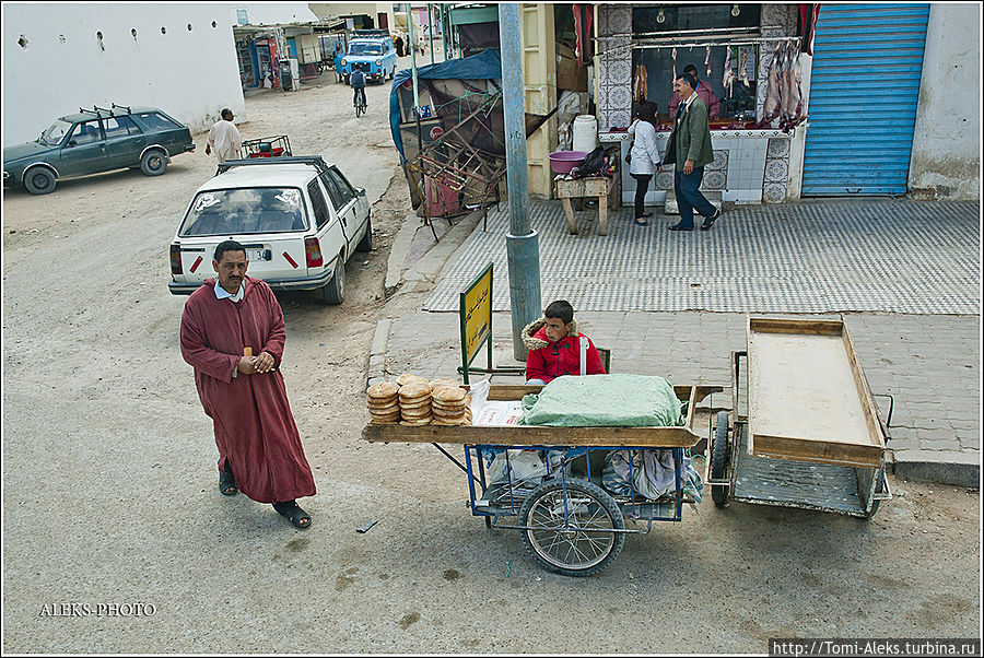 Разные тележки и интересные одежды местных жителей. Население живет довольно бедно...
* Эссуэйра, Марокко