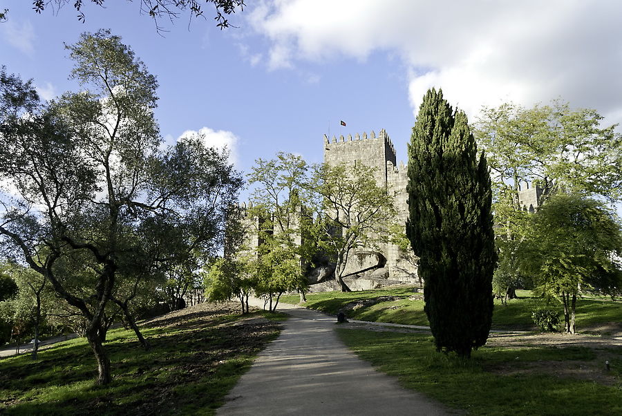 Тут находится очень древний замок. Город считается колыбелью Португалии, между прочим.