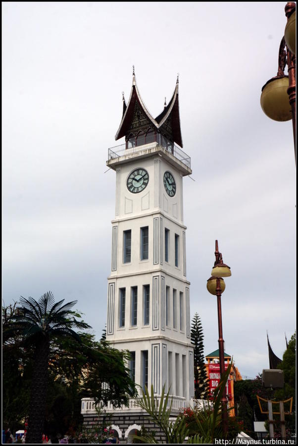 Башня   с  часами,  установленная  голландцами. Букиттинги, Индонезия