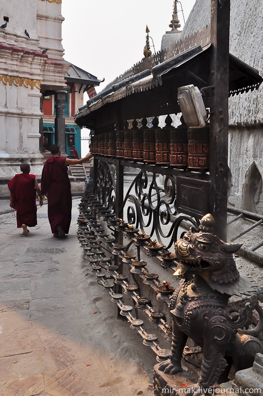 Вокруг ступы традиционно расположен ряд молитвенных барабанов. Катманду, Непал