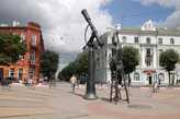 Статуя звездочета на центральной улице Могилева