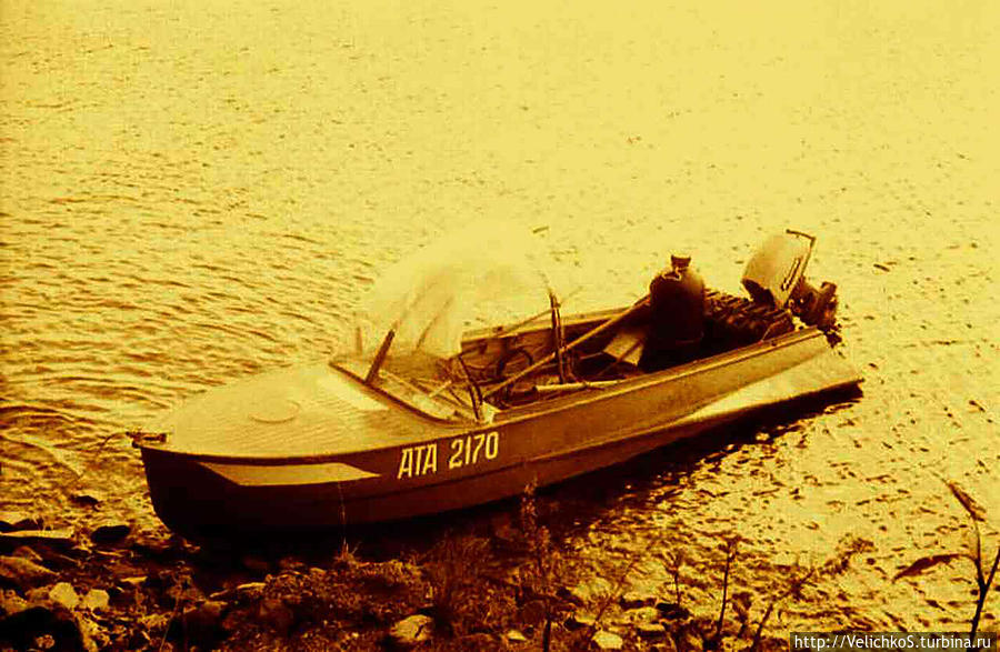 У водопада Киште лодка с самодельной кибиткой из ивовых прутьев. Телецкое озеро, Россия