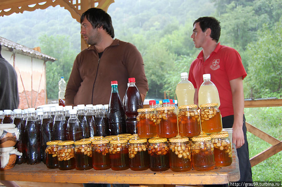 Из абхазии можно в грузию. Мед Бортник Абхазия. Горный мёд из Абхазии. Мед Абхазии Апитонус. Бортник мед из Абхазии.
